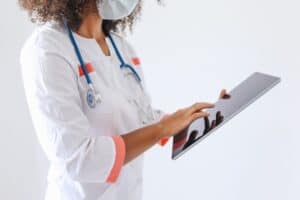 psdm infirmiere qui tien une tablette dans les mains capcert